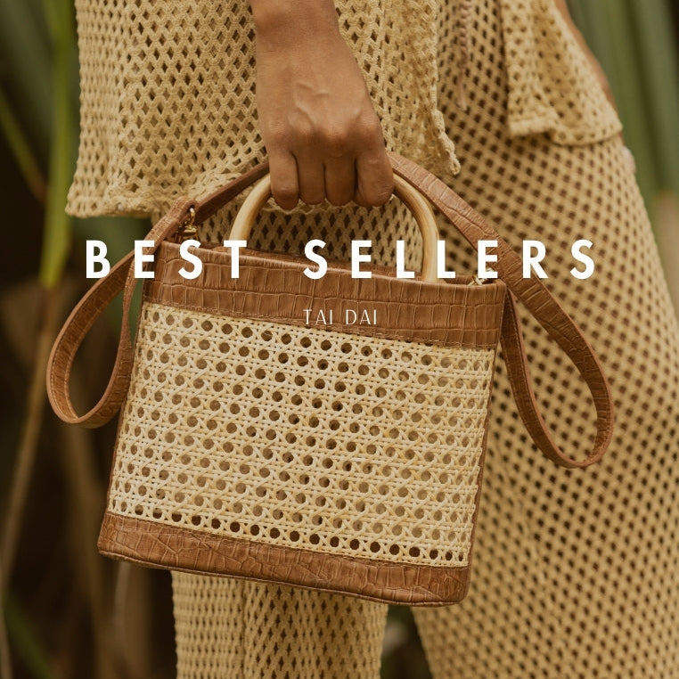 Bolsa Alice pendurada no ombro de uma modelo na altura da cintura vista de lado.